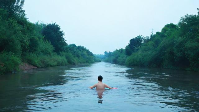 梦到河里游泳